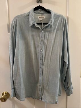 Brand new Light Blue Button-Down Shirt - denim  Casual Relaxed Fit
